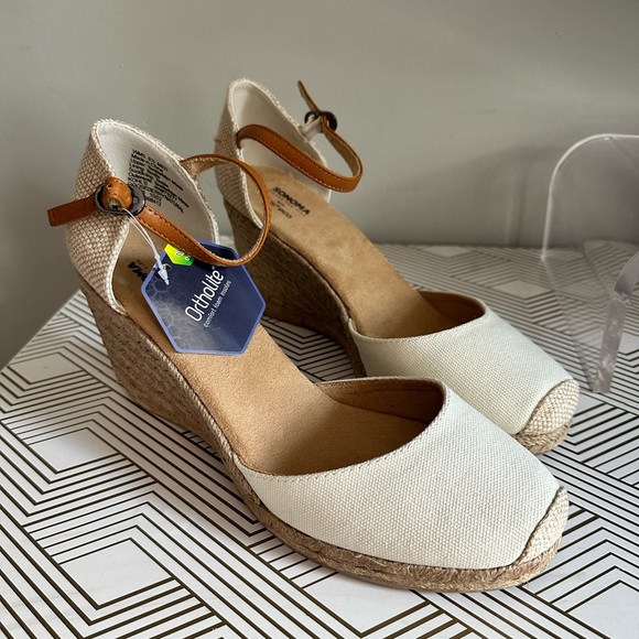 Cute & Comfy Wedges - Picture 3 of 5